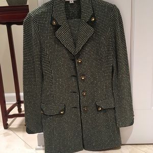 Classic St. John women’s knit suit size 6.